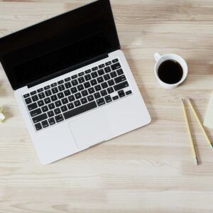 Mac und Kaffeetasse